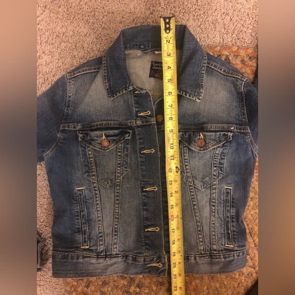 Levi’s crop denim jacket. Size medium. Excellent condition - Picture 3 of 6
